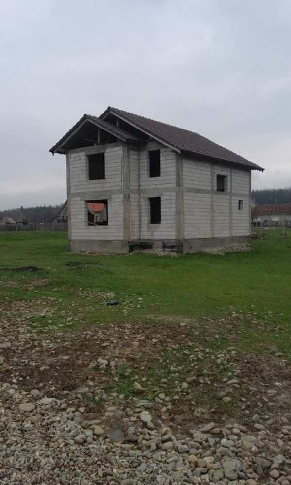 De vânzare casa construita în rosu alparea