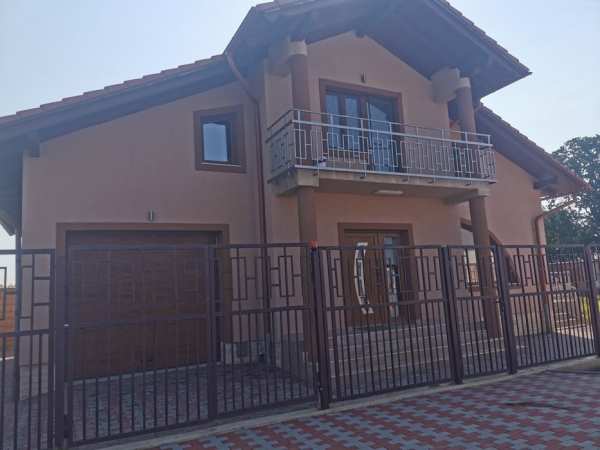 Ofer spre închiriere casă