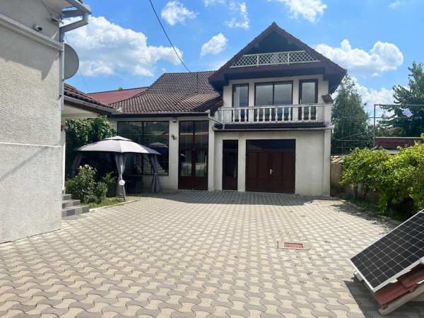 Casă spațioasă 369 mp + corp 78 mp birouri / locuință separată