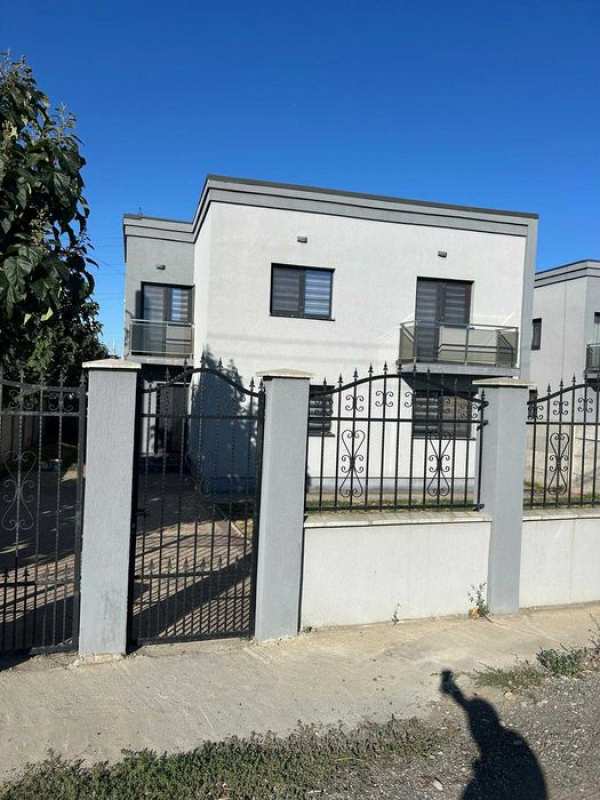 Inchiriez avantajos casa