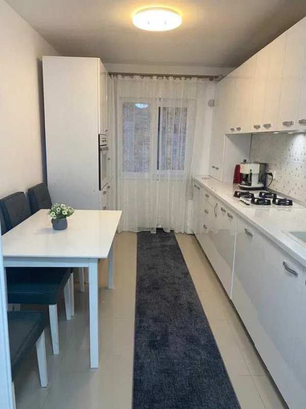 Apartament renovat cu 2 balcoane vedere la bulevard
