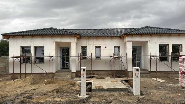 Duplex pe parter Mosnita Noua, despartit prin camera tehnica