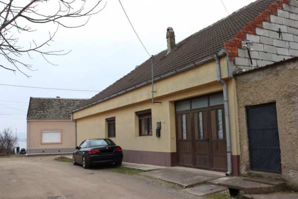Casa 4 camere in Moldova Noua zona (Vechea)