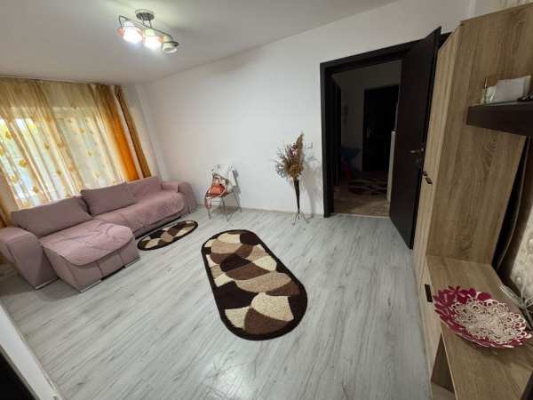 Închiriez apartament
