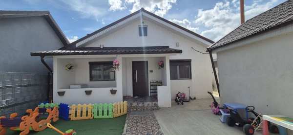 Vand casa cu garaj