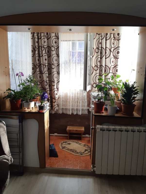 Apartament 3 camere semidecomandatandat etaj.3