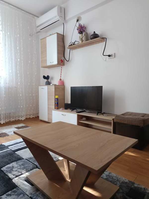 Închiriez apartament