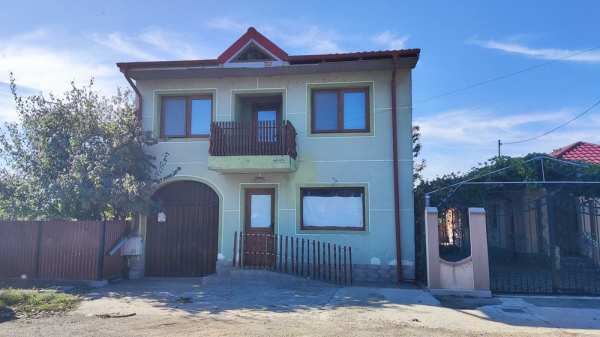 Casa cu etaj, spatiu comercial la parter, strada principala Chiscani