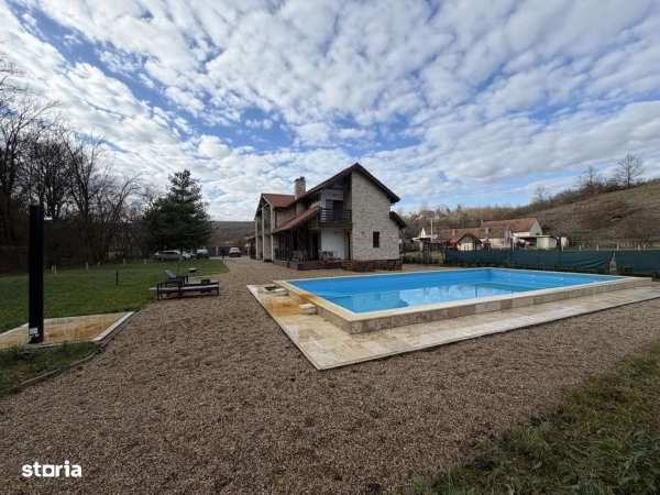 Pensiune/Casă de vânzare natura verde Cladova