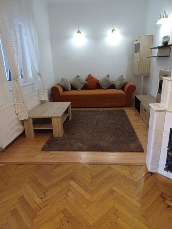 Dau în chirie casă Oradea, zona ultracentrală, singur în curte