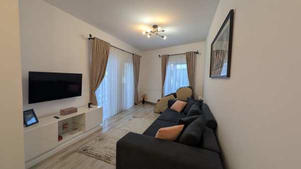 Apartament 3 camere de închiriat - prima chirie