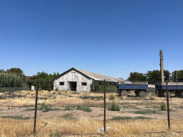 De închiriat suprafața 7000m plus construcție tip grajd suprafață 960