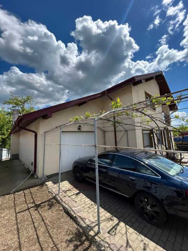 Vila spatioasa de vânzare