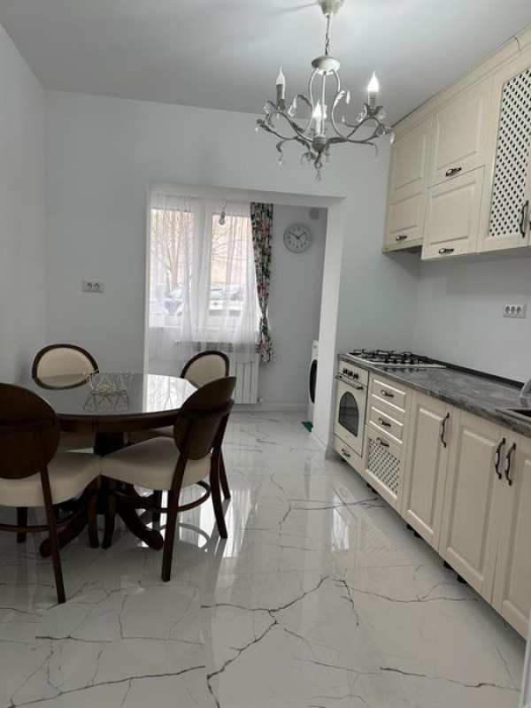 Inchiriez Apartament 4 camere in Suceava