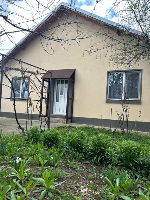 Casa de vanzare in Varasti