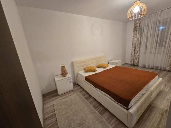 Apartament 2 camere, curte proprie si loc de parcare de inchiriat