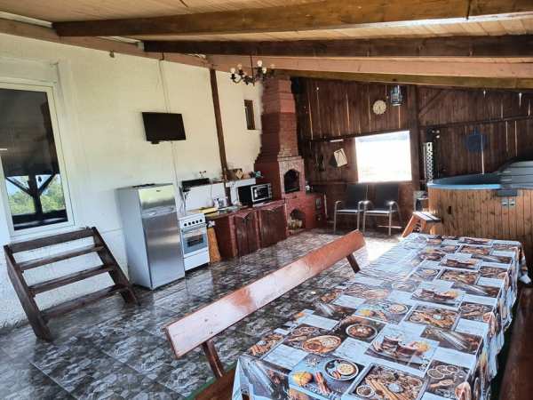 Cabana de închiriat fara vecini cu ciubar si masa de biliard