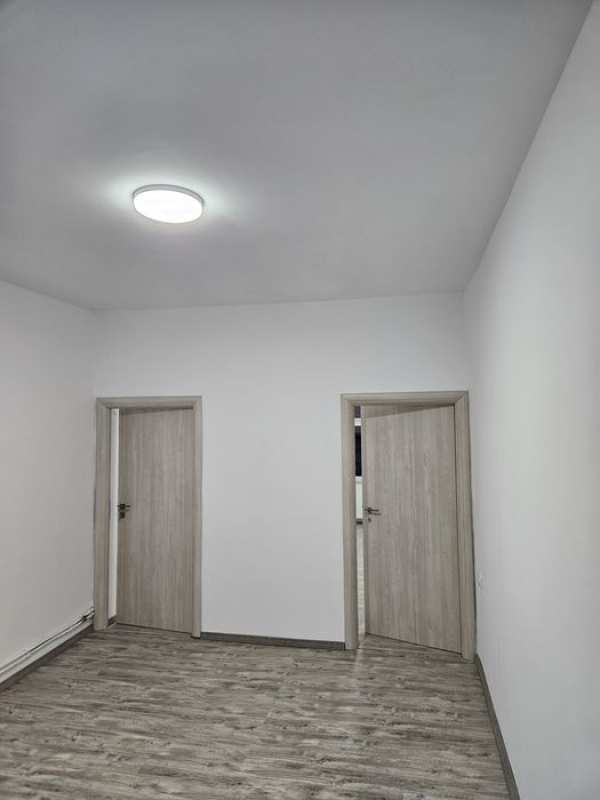 Vând casa 2 -3  camere complet renovata