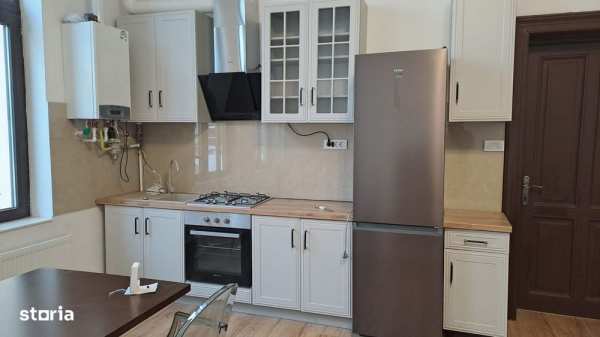 Apartament 3 camere,curte pentru o masina. Centrala proprie!