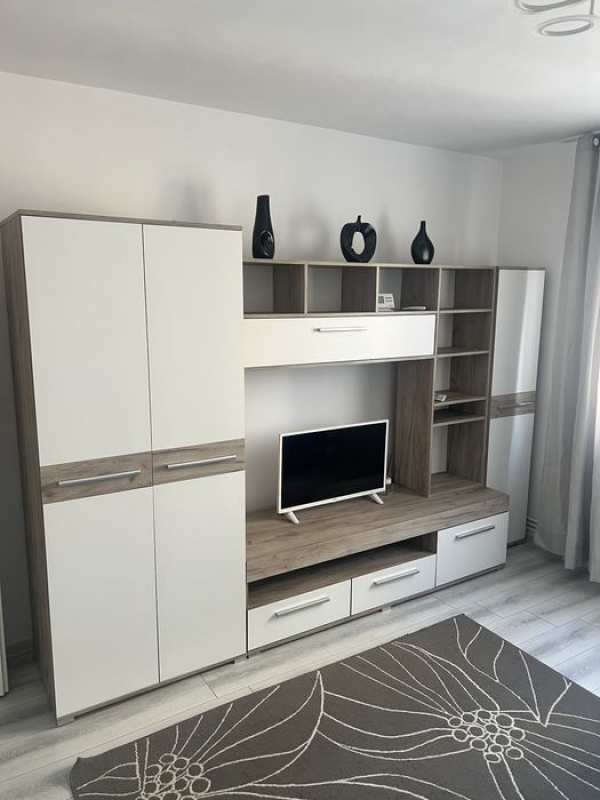 Închiriez garsoniera decomandată