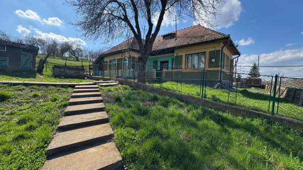 Casa de vanzare cu teren 53 ari