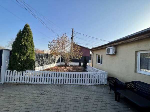 Inchiriez casa la curte