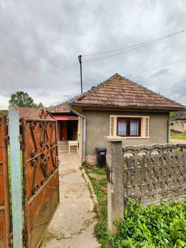Vând Casă bătrânească cu teren, la 40km de Cluj-Napoca