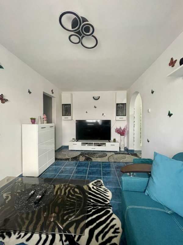 Inchiriez apartament 3 camere+balcon!