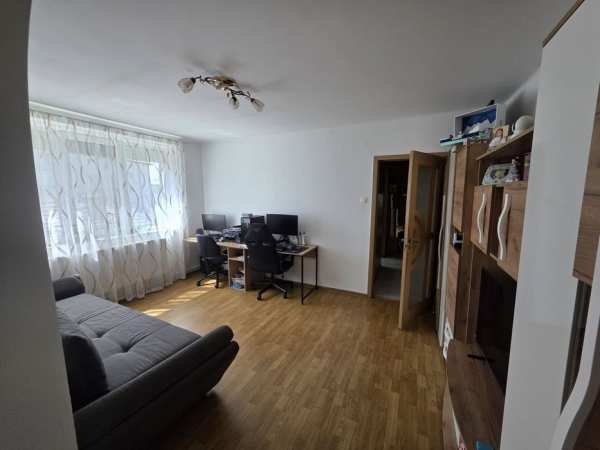 Vând apartament semidecomandat