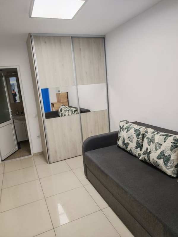 Închiriez garsoniera cu loc de parcare