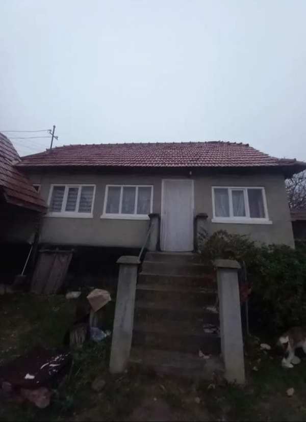 Casă de închiriat la țară. Liniște,curte mare ideal pentru familie