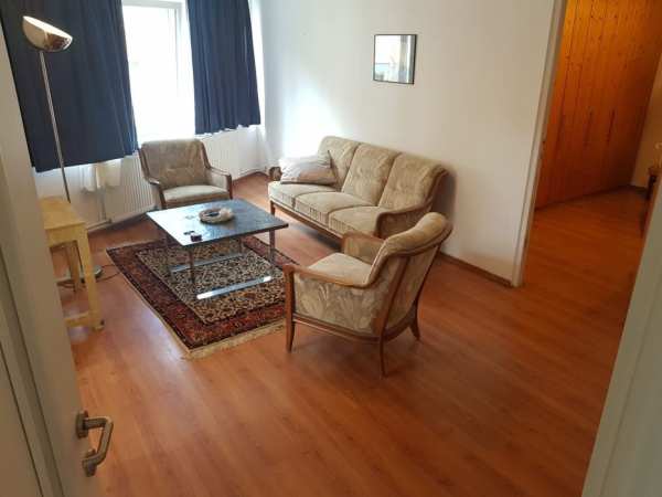 Închiriez casă în curte, zona centru vechi – ideală pt. locuința/birou