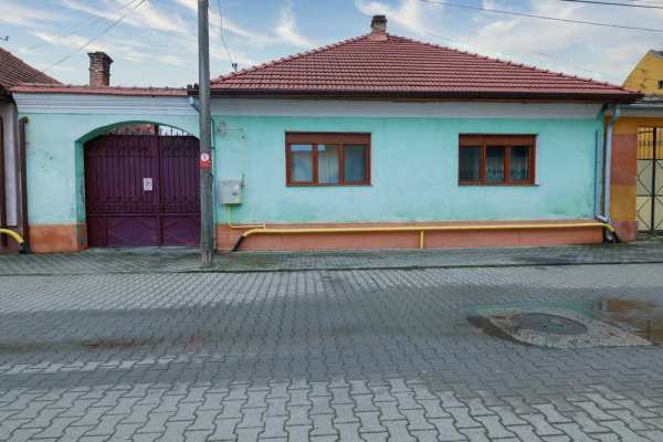 Casă 3 camere, renovată 2021, fotovoltaice 6kW, 815 mp teren – Orăștie