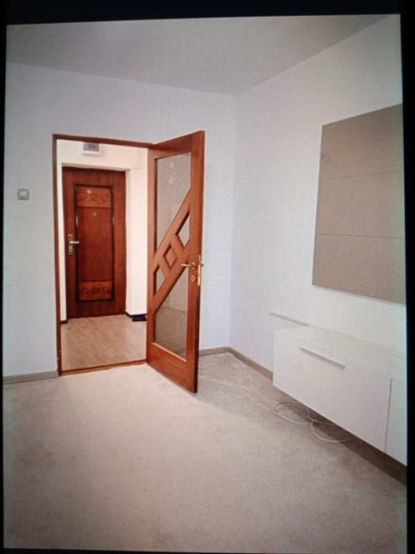 Ofer spre închiriere apartament cu două camere