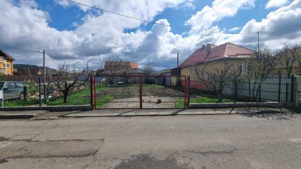 Vand teren intravilan imprejmuit, cu toate utilitatile, asfalt