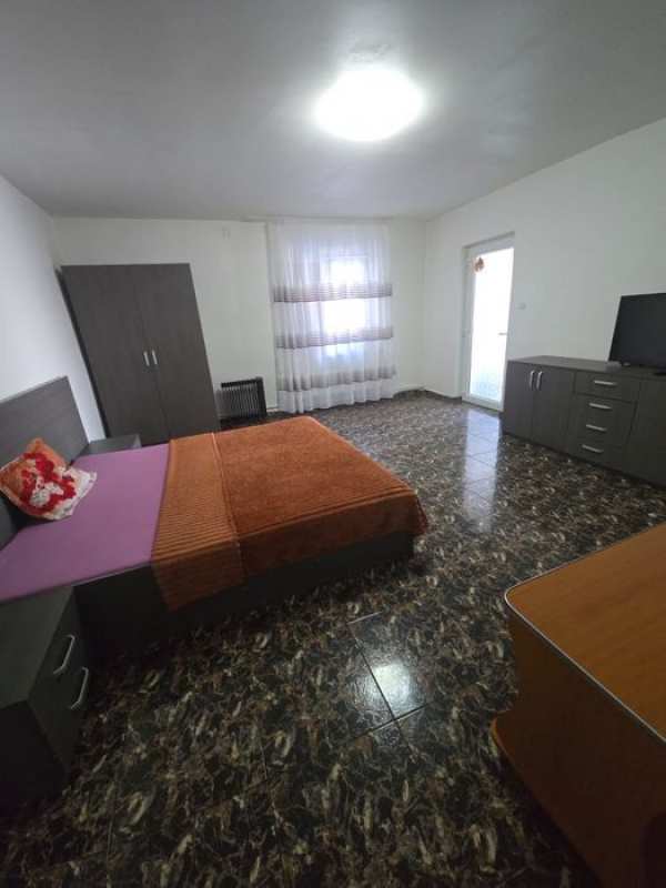 Garsoniera de inchiriat la curte complet utilata