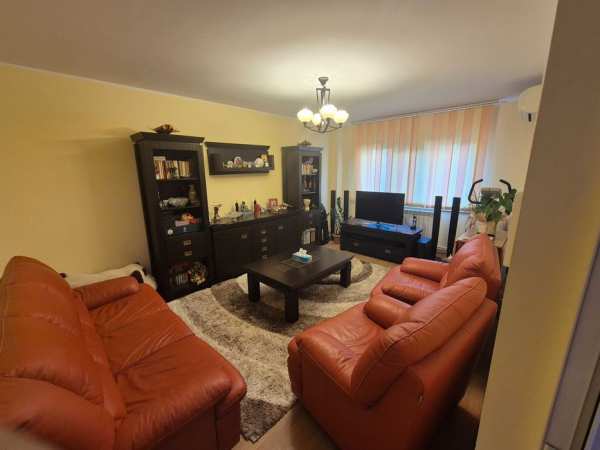 Vand ap. 3 camere etaj2  pe Est  ICFrimu