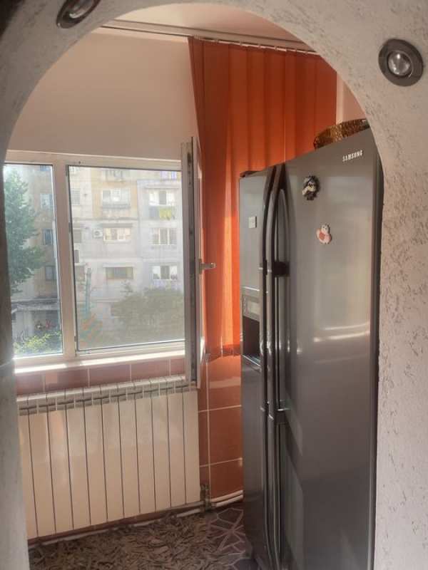 Inchiriez apartament 3 camera zona confectiii