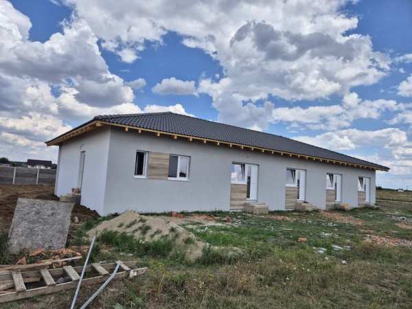 PROPRIETAR Vand apartament/casa cu 2 locuri parcare si curte