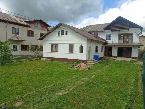 Casă de vânzare două la preț de una