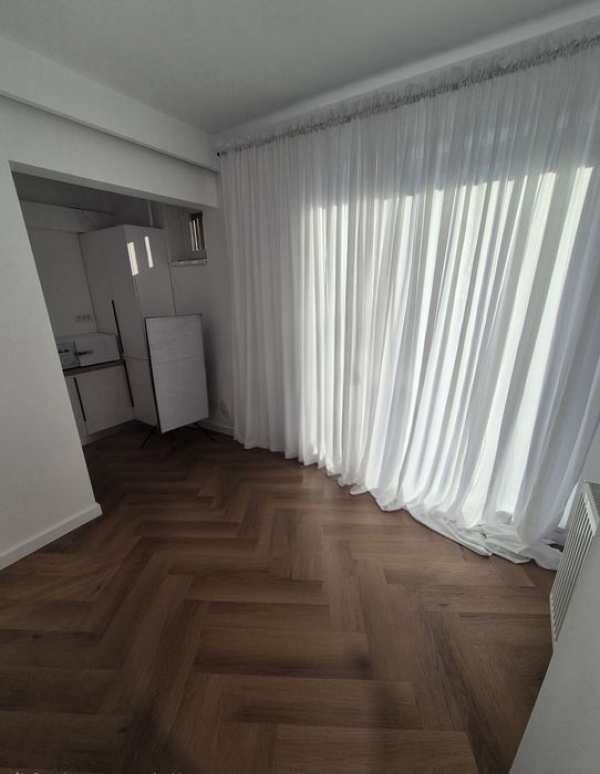 Inchiriez cameră  in salon