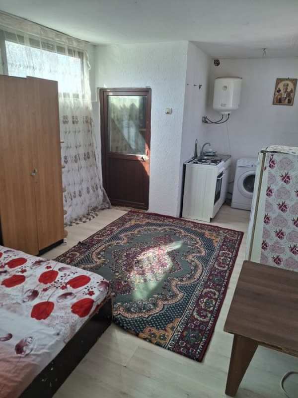 Închiriez garsoniera la curte