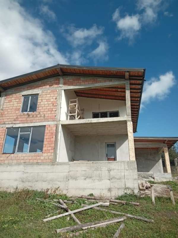 Casa de vânzare lângă sala polivalentă