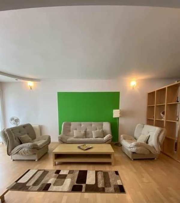 Dau în chirie apartament cu 2 camere , ultra central