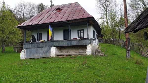 Casa 2 camere 4000 mp lângă Vidradru 7 km 34 000 euro