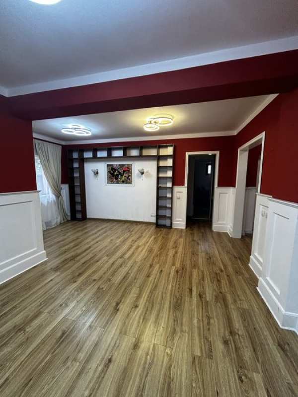 Vand apartament in vila,3 camere, la curte, zona scoala, Drumul Fermei