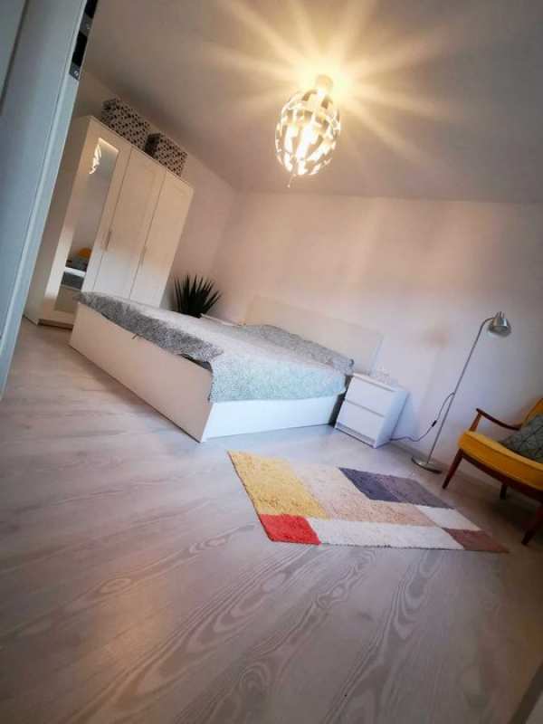 Închiriez casa curte