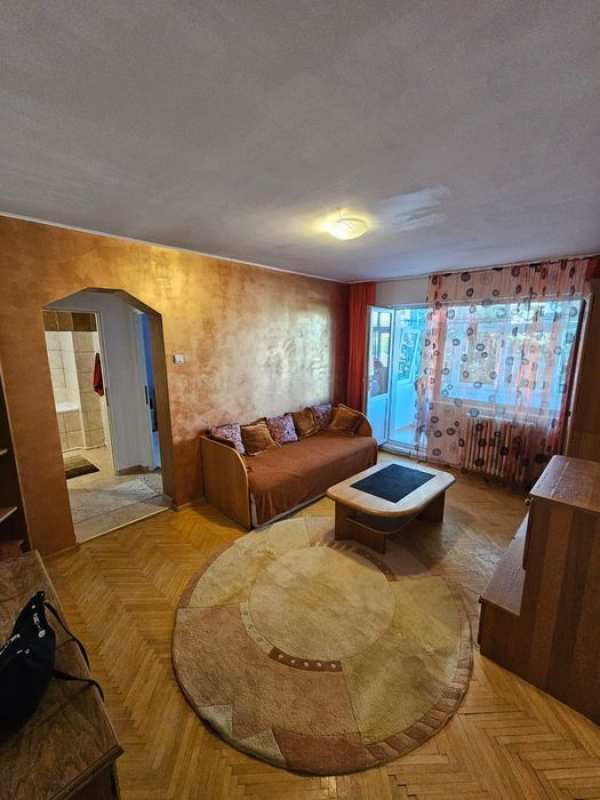 Închiriez apartament 3 camere podu ros