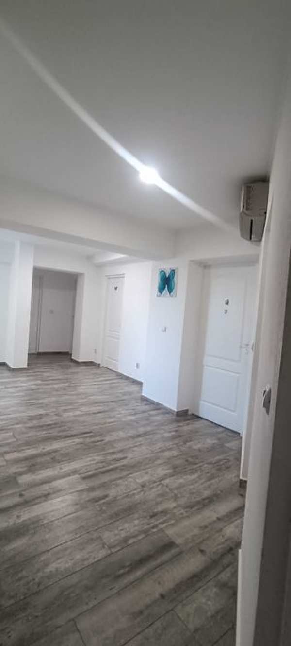 PROPRIETAR  Vând apartament cu 4 camere