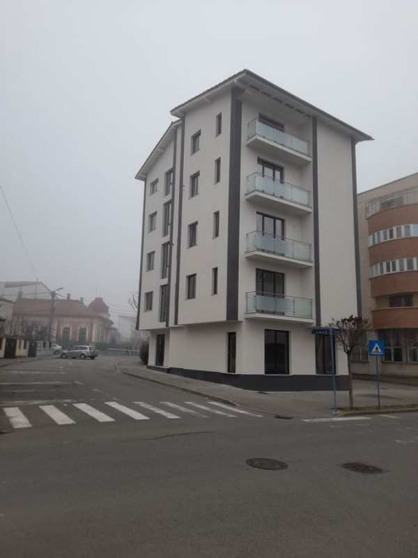 Închiriez apartament ultracentral!